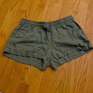 I’m selling gray shorts in very nice quality